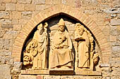 Volterra. Gruppo scultoreo sulla parete dell'Oratorio dell'Addolorata (piazza San Giovanni)  che rappresenta San Lino, patrono della citt, fra due santi.